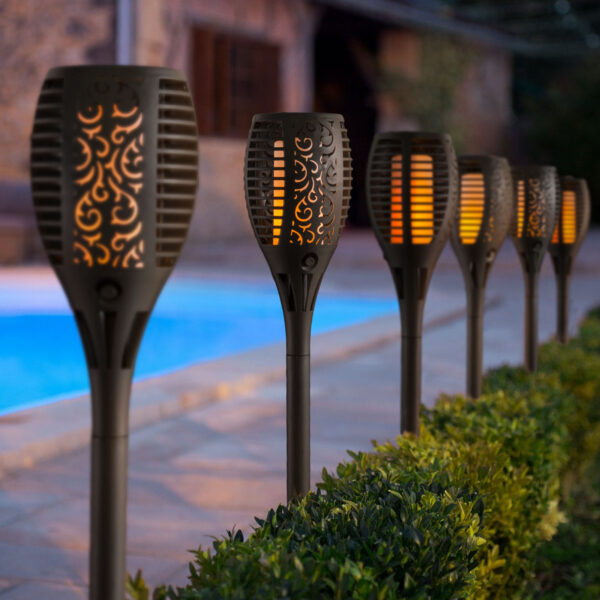 LED-es szolár lámpa – leszúrható – lángeffekt – 12 sárga LED – műanyag – fekete – 10 x 58 cm  11262C Szolárok
