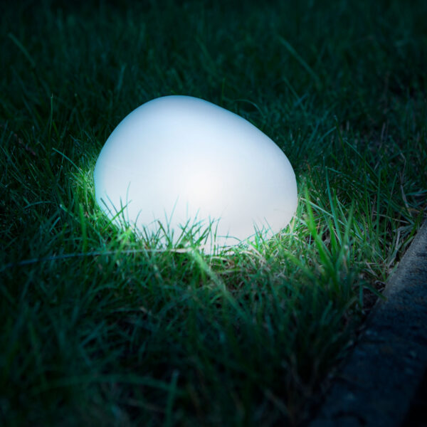 Leszúrható szolár lámpa – kavics forma – matt üveg – 165 x 142 x 115 mm – melegfehér LED  11768 Szolárok