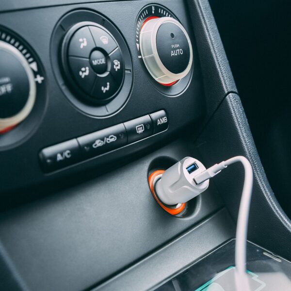 Autós szivargyújtó adapter 2 USB aljzattal – 2,4 A – Fehér  54931WH USB töltők