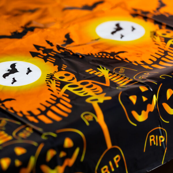 Halloween-i asztalterítő – alumínium hatású – 137 x 183 cm – tök, pókháló  56542A Egyéb