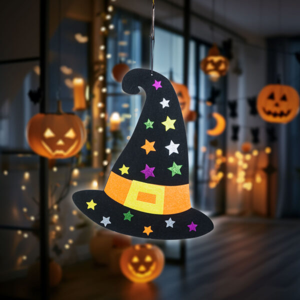 Halloween-i dekoráció – boszorkánykalap – akasztható – filc – 38 x 33 cm  56555B Egyéb