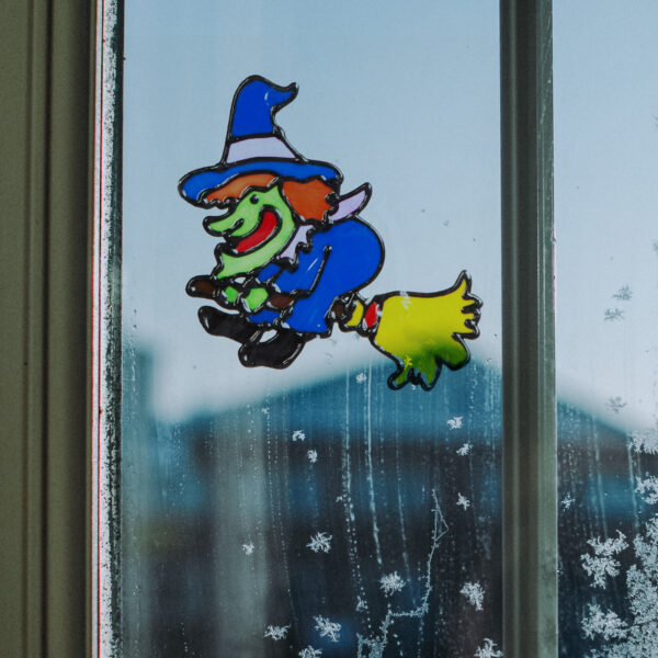 Halloween-i ablakdekor – színes csillámos boszorkány  58107B Egyéb