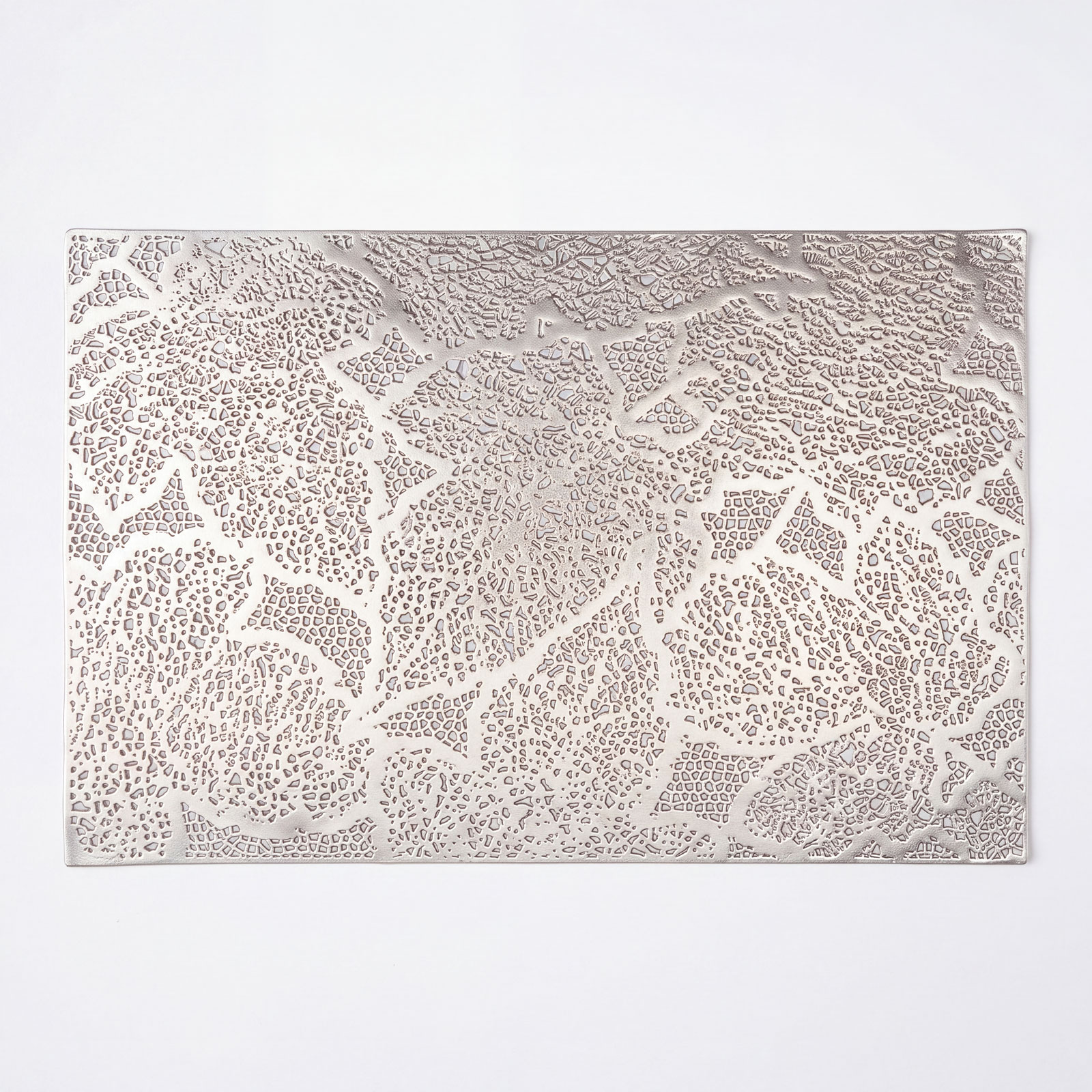 Tányéralátét – levélmintás – PVC – 45 x 30 cm – ezüst 59051B Őszi dekoráció Tányéralátét – levélmintás – PVC – 45 x 30 cm – ezüst 59051B Őszi dekoráció