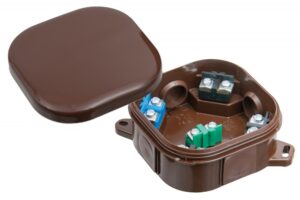 Halogénmentes, barna tűzhelycsatlakozó, 4 bevezetéssel, 5x4mm2 terminál, 92x92x44mm, IP54 Tűzhelycsatlakozók