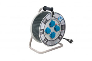 Hosszabbító kábeldobon, 3×2,5 gumi vezeték – 30m, 4db aljzat; dobátmérő: 340mm;  IP44 Ipari elosztódobozok, oszlopok, kábeldobok