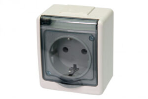 Fehér egyes dugalj, kültéri, vízmentes, átlátszó csapófedéllel, IP44 Fehér kültéri kapcsolók, aljzatok