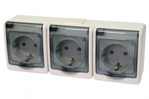 Fehér tripla dugalj, kültéri, vízmentes, átlátszó csapófedéllel, IP44 Fehér kültéri kapcsolók, aljzatok