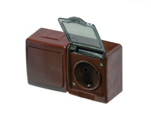 Barna egypólusú kapcsoló + egyes dugalj átlátszó csapófedéllel, kültéri, vízmentes, IP44 Barna kültéri kapcsolók, aljzatok