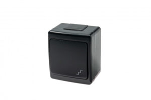 Fekete egyes dugalj, kültéri, vízmentes, fekete csapófedéllel, IP44 Fekete kültéri kapcsolók, aljzatok